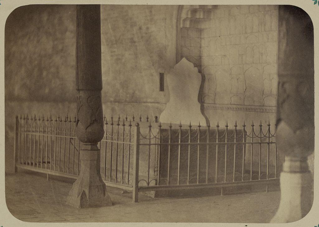 Samarkandskiia drevnosti. Dvorets bukharskikh emirov "Kok Tash". Tron emirov Kok Tash v priemnom dvorie