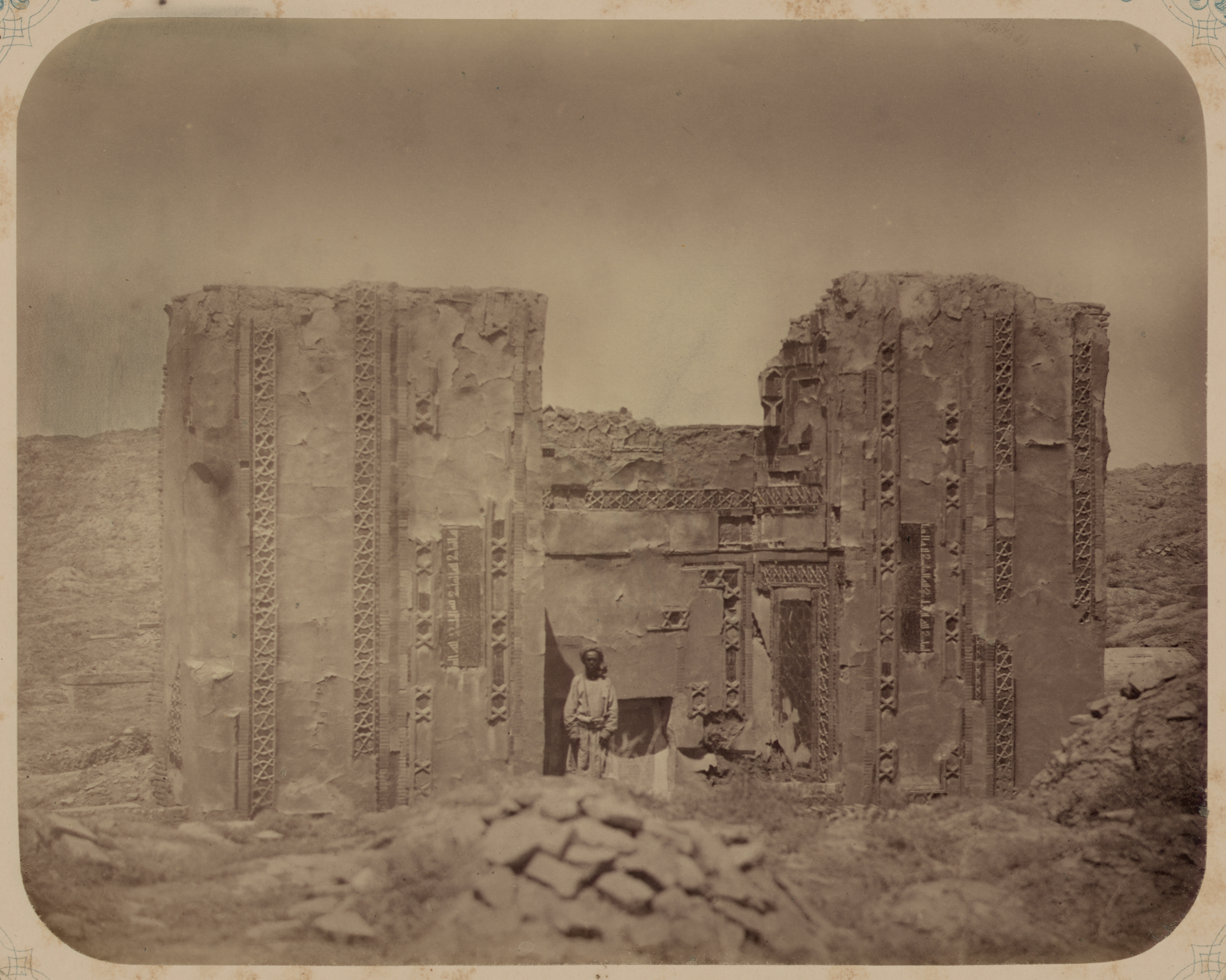 Samarkandskiia drevnosti. Grobnitsa sviatago Kussama ibni Abassa (Shakh-Zinde) i mavzolei pri nei. Mavzolei Emira Assada (Abdul'-Kaium.) Fasad