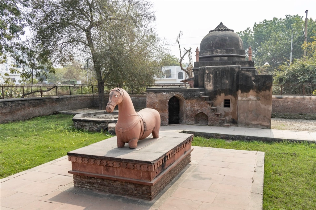 Statute of Akbar s Horse on the Agra-Sikandara Road - Agra