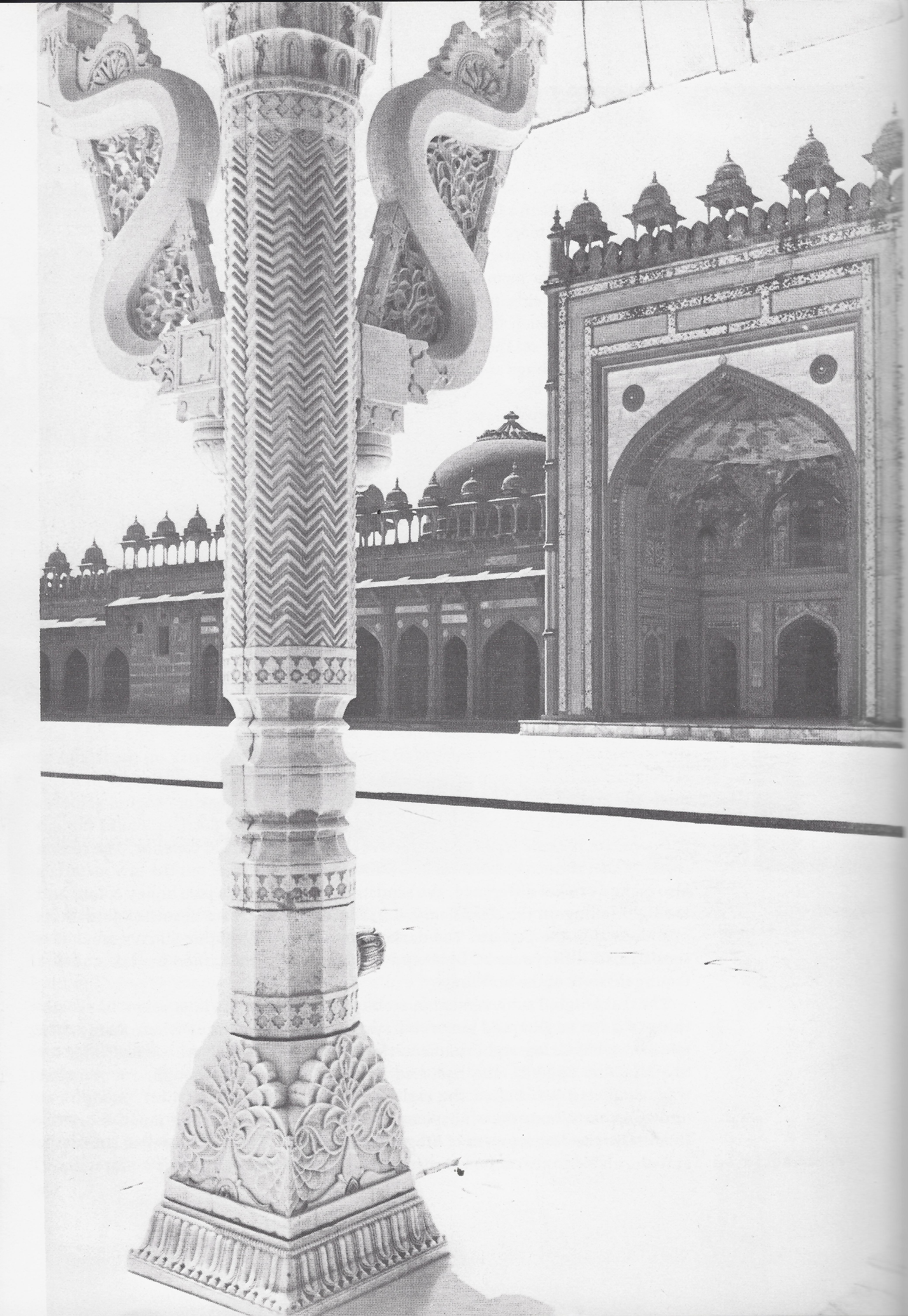 Contrast between the architecture of Shahjahan and of Akbar