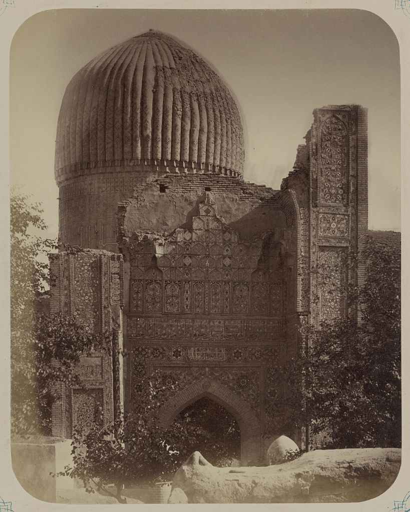 Samarkandskiia drevnosti. Mavzolei Emira Timura Kuragana. Vid sievernago fasada mavzoleia