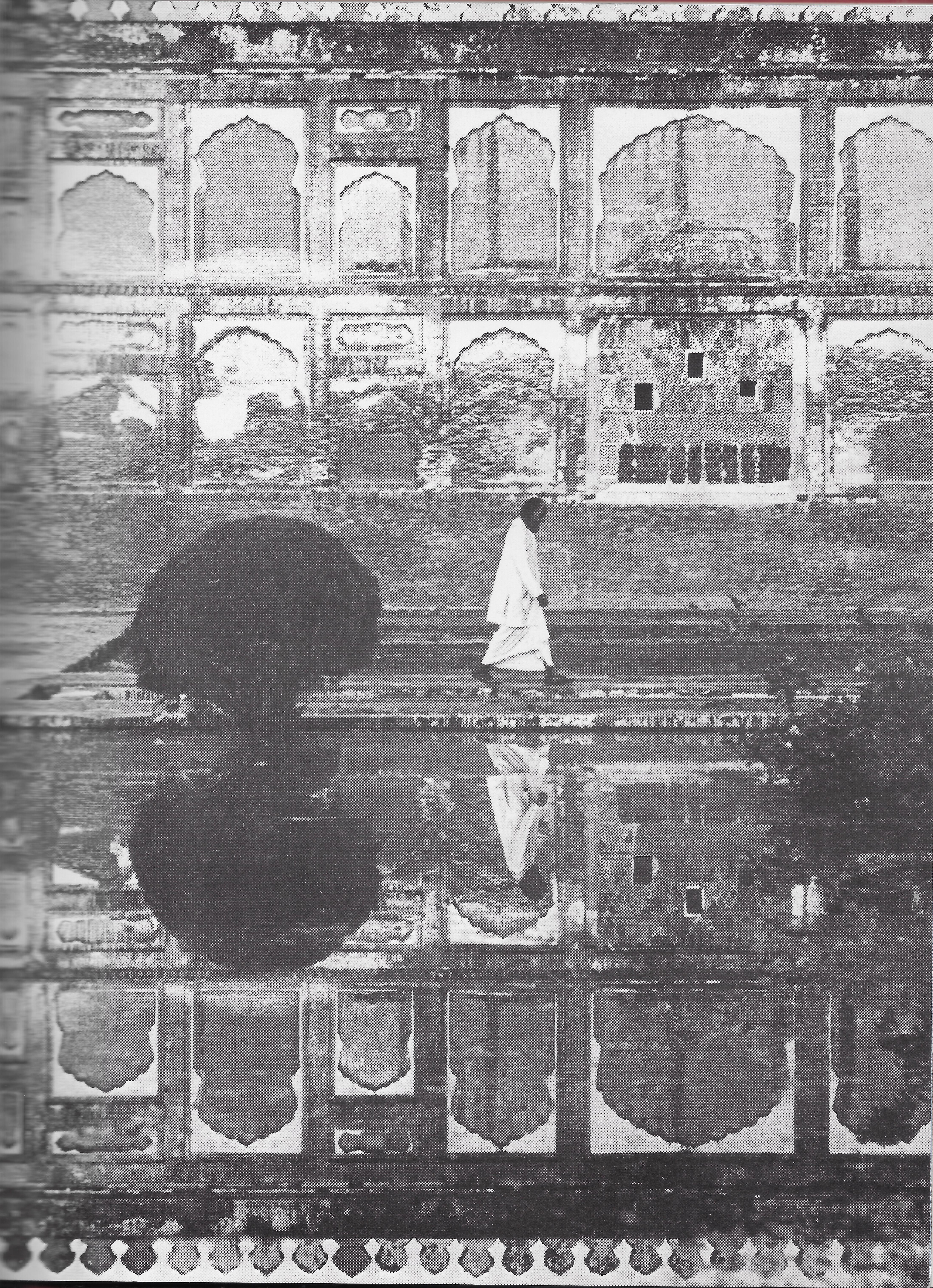 The wall decorated with alcoves in the Shalimar Bagh at Lahore
