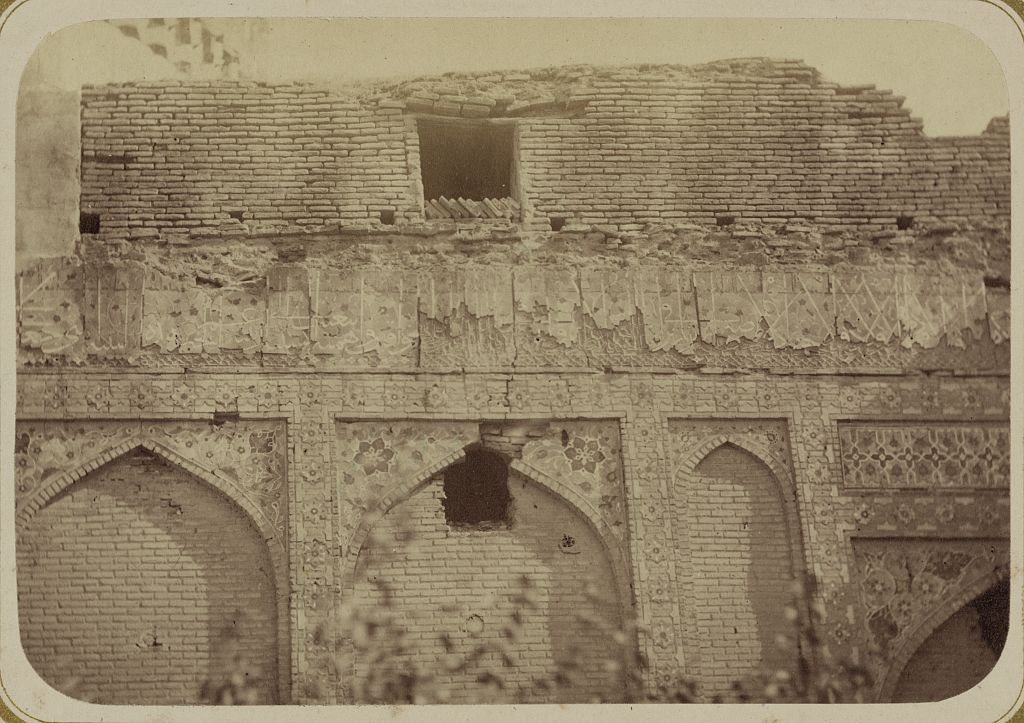 Samarkandskiia drevnosti. Mavzolei Emira Timura Kuragana (Guremir [sic]). Nadpisi idushchiia po frizu vsego fasada