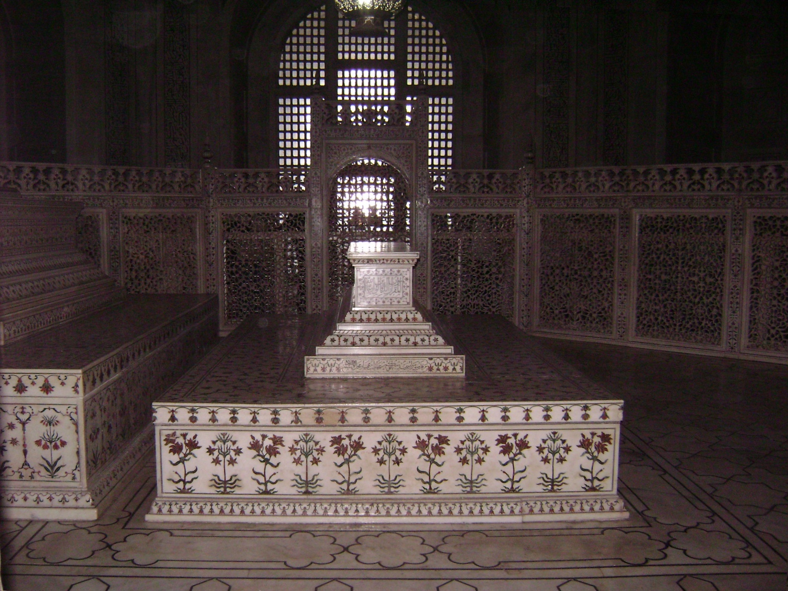 Decorative work on the cenotaph of Shah Jahan, Taj Mahal, Agra.