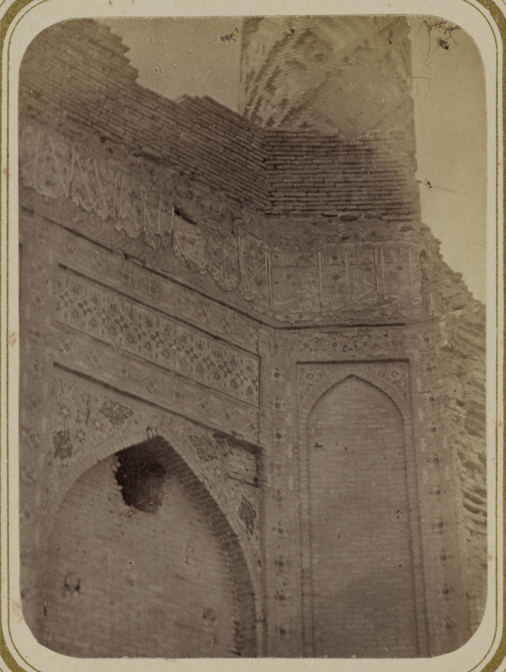 Samarkandskiia drevnosti. Mavzolei Emira Timura Kuragana (Guremir [sic]). Nadpisi idushchiia po frizu vsego fasada