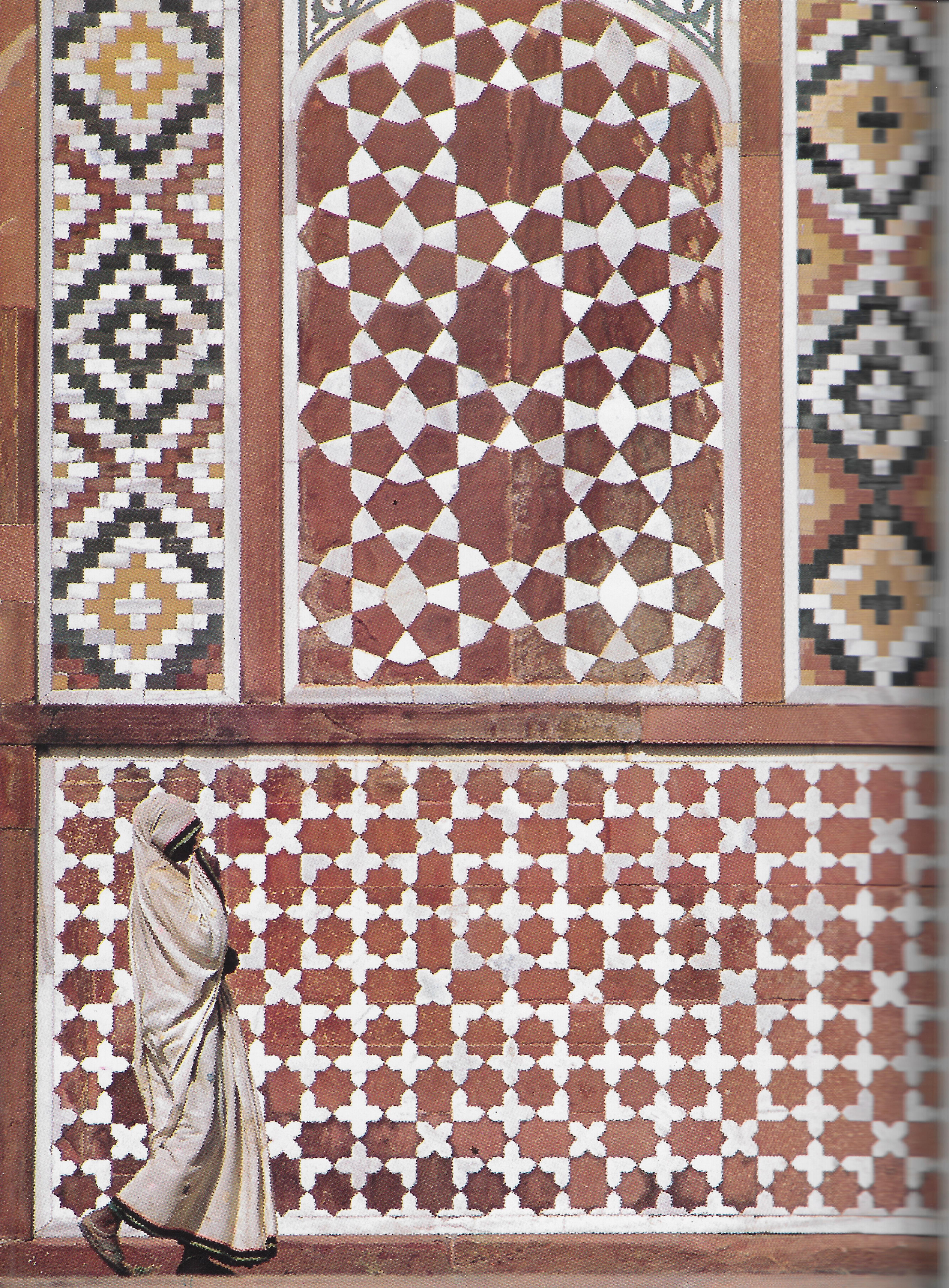 Detail of mosaic on the south gateway to Akbar's tomb at Sikandra